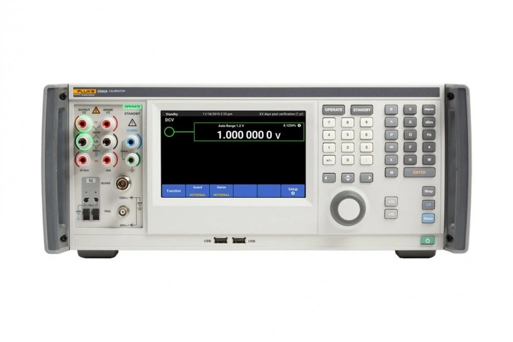 Fluke 5560A Многофункциональный калибратор спереди