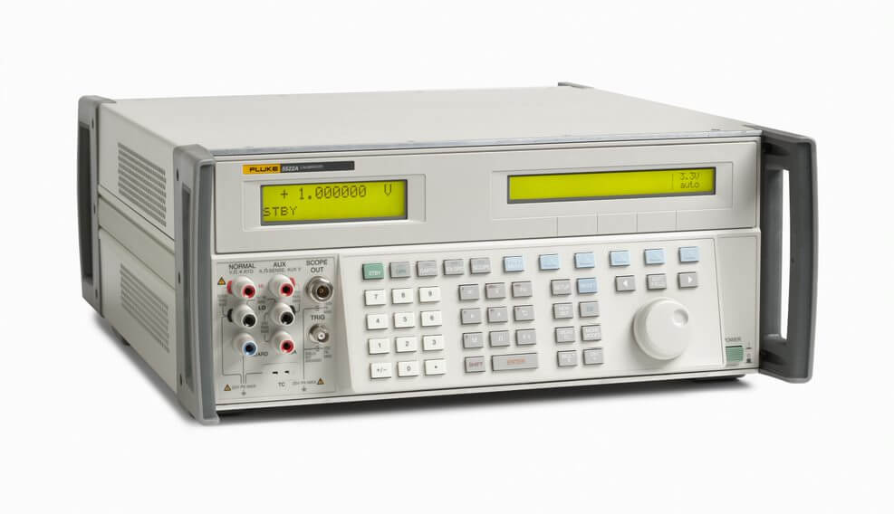 Fluke 5522A сбоку